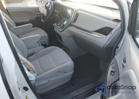 2017 Toyota Sienna Le 8 Passenger z USA, uszkodzony, nr VIN 5TDKZ3DC9HS880712